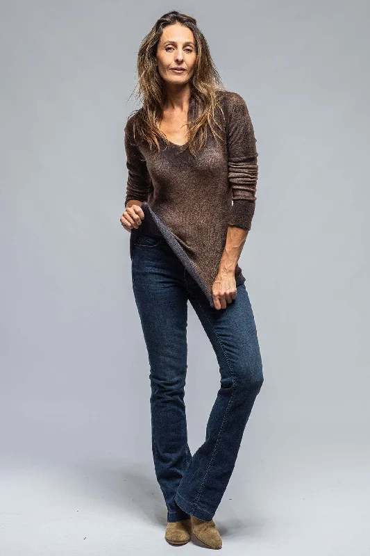 Sali Bi-Color V-Neck Sweater In Rust Navy