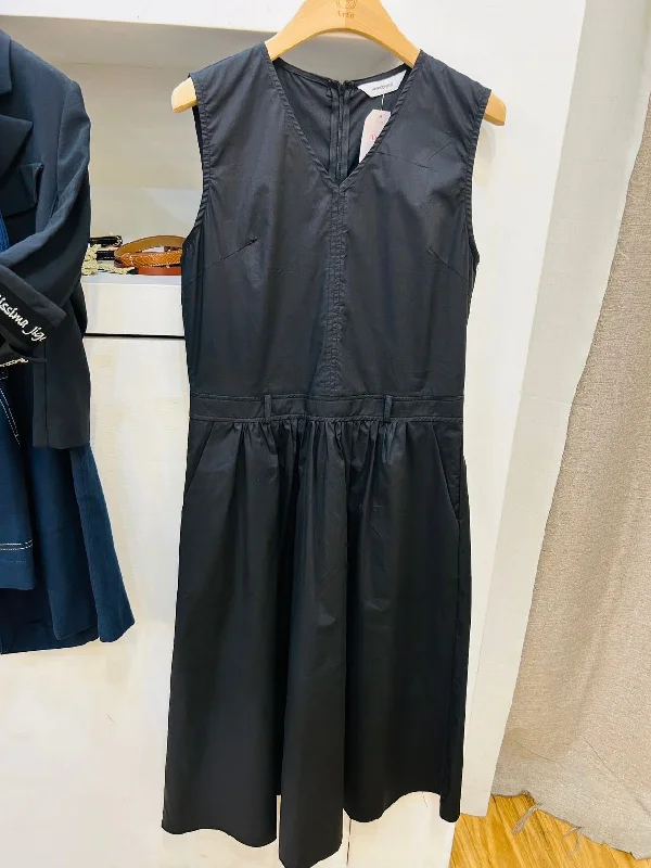 Black sleeveless dress